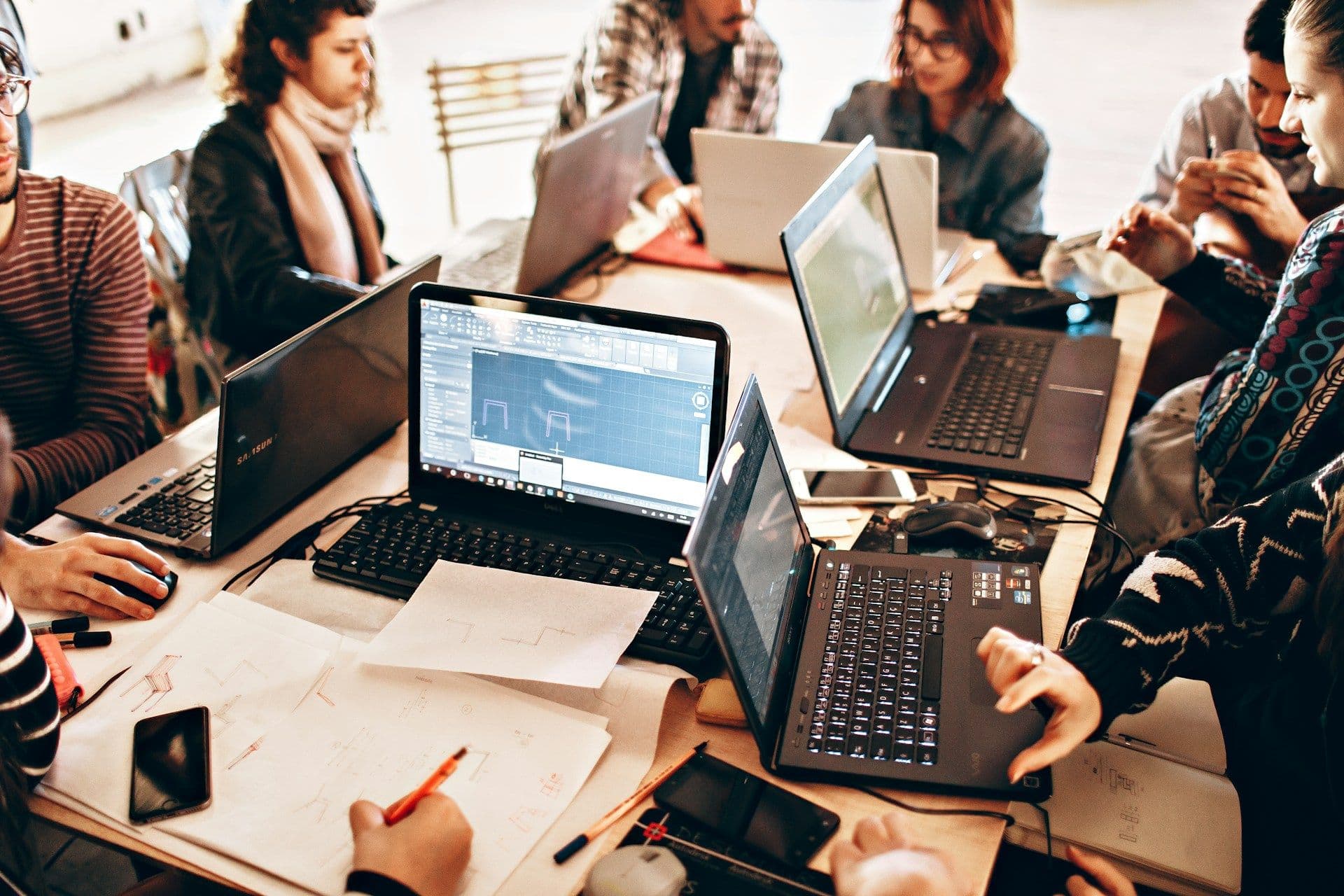 Equipa Cloud, SRE e Full Stack a trabalhar em operações digitais de alta disponibilidade, CI/CD, monitorização e plataformas de dados.